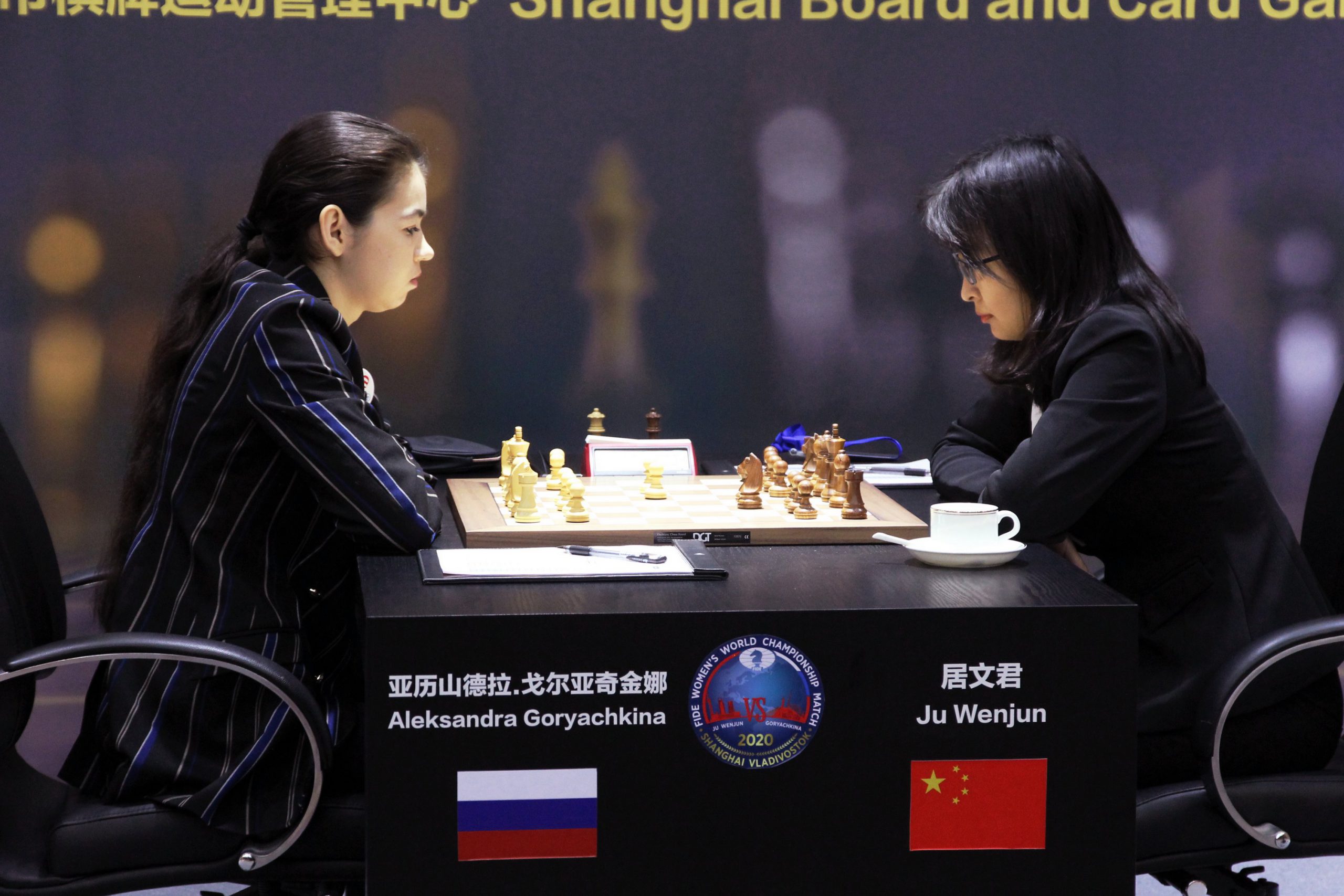 Die erste Partie der FIDEFrauenWeltmeisterschaft endete mit einem