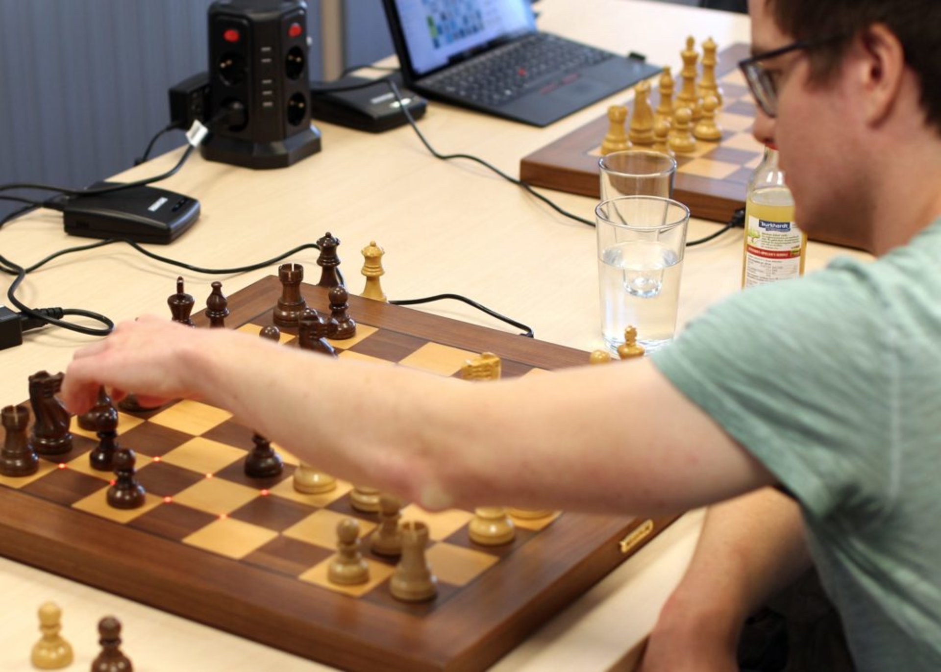 Online Schach am echten Brett